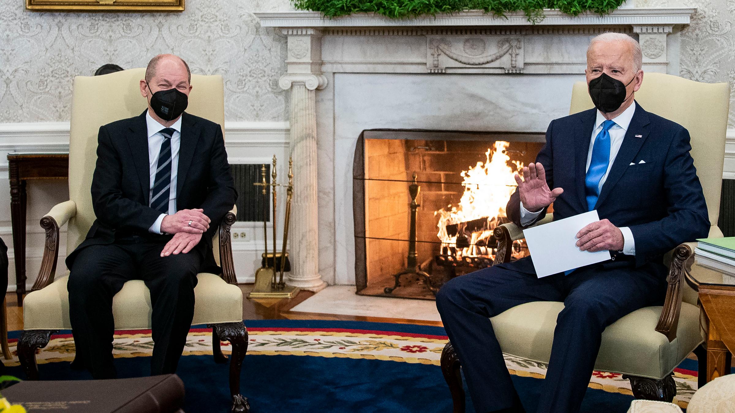 Bundeskanzler Olaf Scholz und US-Präsident Joe Biden vor dem brennenden Kamin bei einem Treffen im Weißen Haus in Washington. 