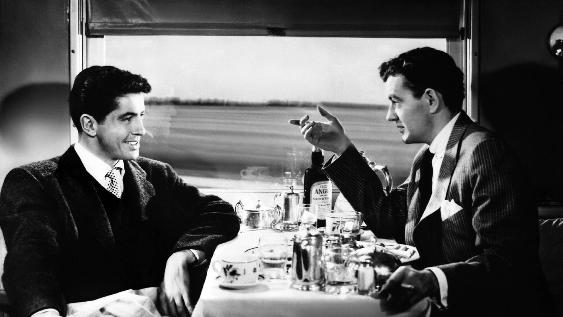 Auf einer Zugreise lernt Guy Haines einen Mann kennen, der ihm einen unglaublichen Handel vorschlägt. . Ausschnitt aus dem Film von Alfred Hitchcock aus dem Jahr 1951 mit den Schauspielern Farley Granger & Robert Walker. Zu sehen: Eine Szene in einem Speisewagen. Auf einer Zugreise lernt Guy Haines einen Mann kennen, der ihm einen unglaublichen Handel vorschlägt. . Ausschnitt aus dem Film von Alfred Hitchcock aus dem Jahr 1951 mit den Schauspielern Farley Granger & Robert Walker. Zu sehen: Eine Szene in einem Speisewagen.