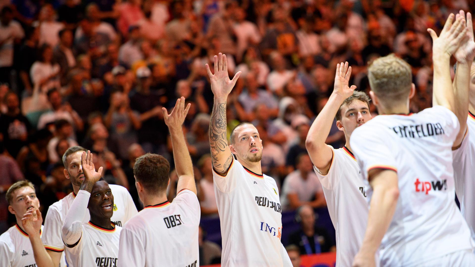 Die deutschen Basketball-Nationalspieler während der EM in Köln. Die deutschen Basketball-Nationalspieler während der EM in Köln.