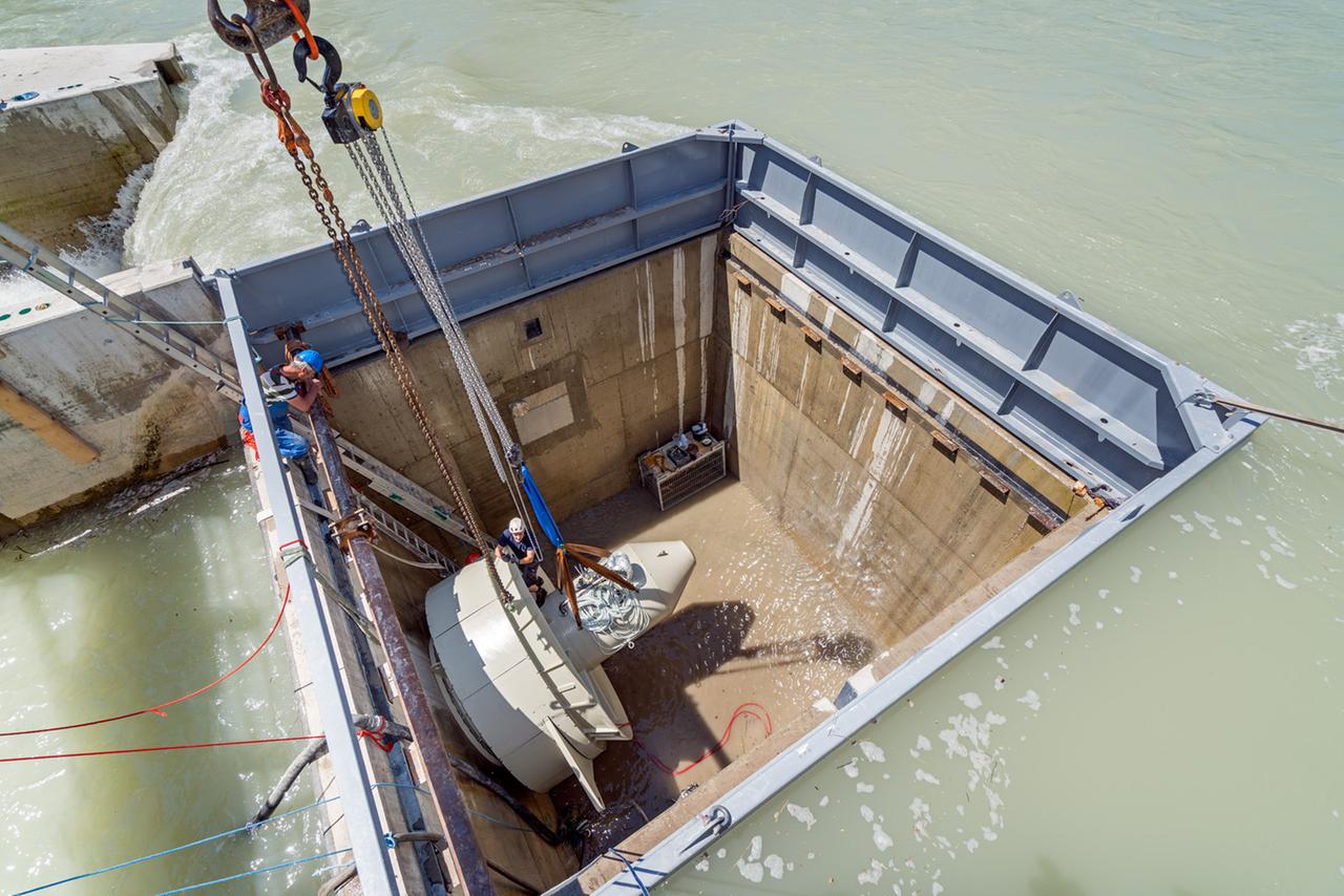 Blick auf die Tauchturbine im Schachtkraftwerk Großweil an der Iller in Bayern. Blick auf die Tauchturbine im Schachtkraftwerk Großweil an der Iller in Bayern.