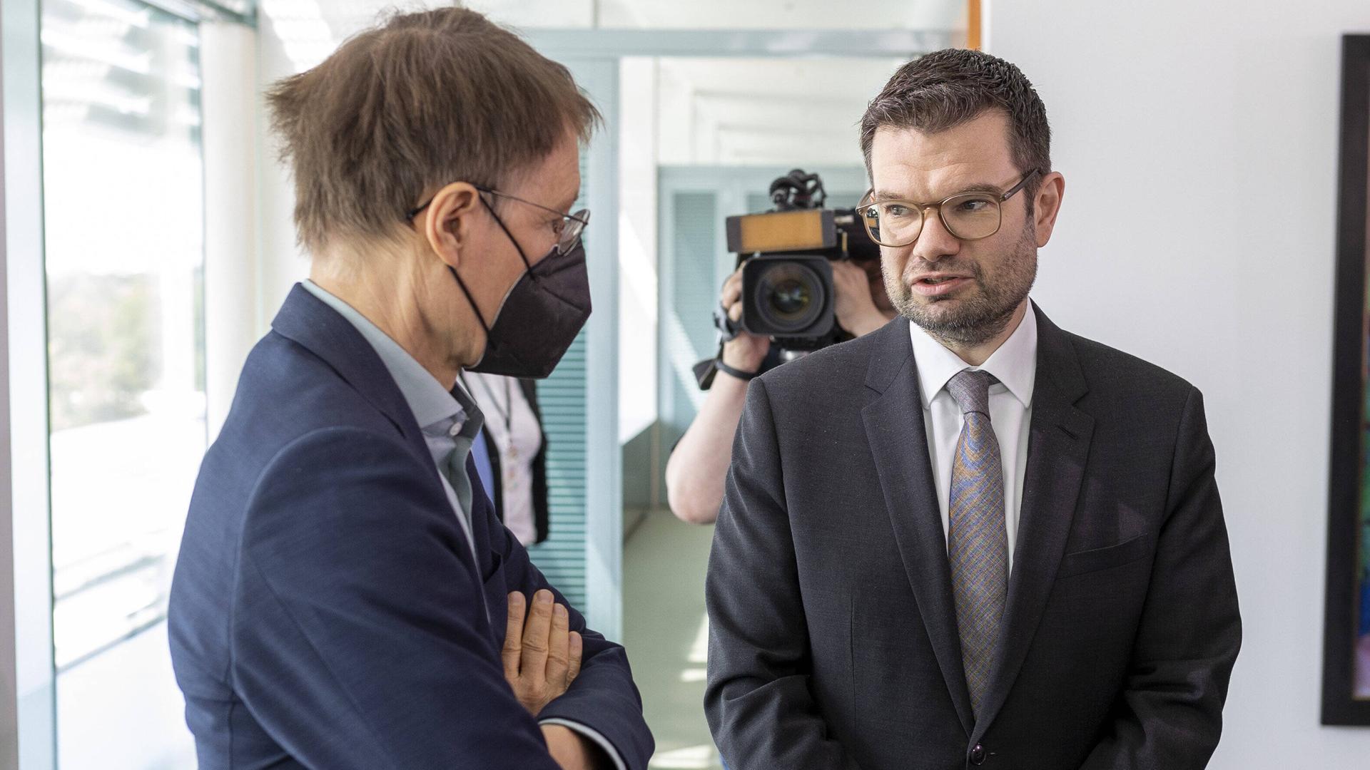 Karl Lauterbach (SPD), Bundesminister fuer Gesundheit, und Marco Buschmann (FDP), Bundesminister der Justiz, zu Beginn