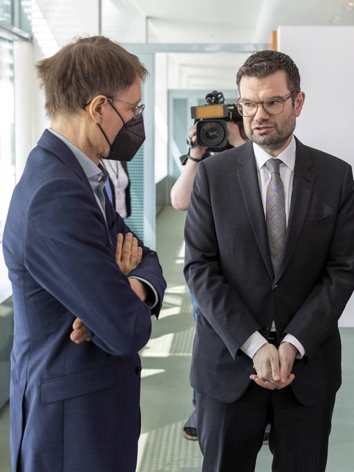 Karl Lauterbach (SPD), Bundesminister fuer Gesundheit, und Marco Buschmann (FDP), Bundesminister der Justiz, zu Beginn