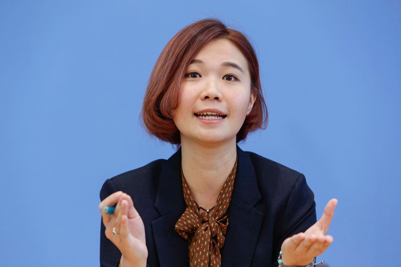 Porträt der Aktivistin Chung Ching Kwong bei einer Pressekonferenz zu Lage in Hongkong in Berlin
