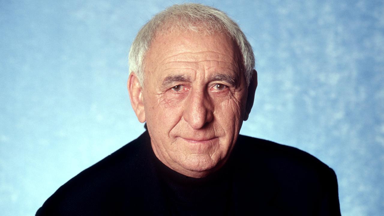 Der Schriftsteller Raymond Federman (1928-2009) im Dezember 1998 in Mainz. Zu sehen: Das Portrait des Schriftstellers vor blauem Hintergrund. 