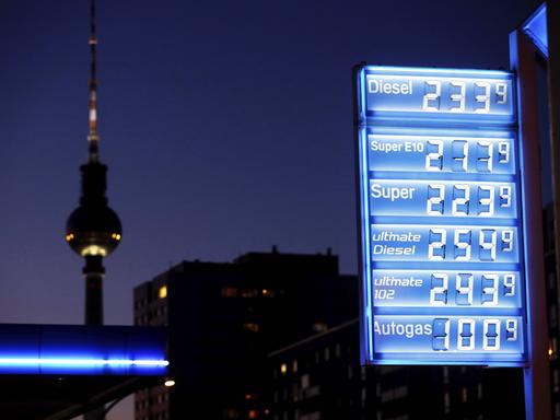 Die Benzin- und Dieselpreise an einer Tankstellen in Berlin.
