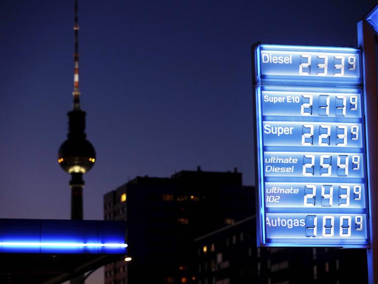 Die Benzin- und Dieselpreise an einer Tankstellen in Berlin.