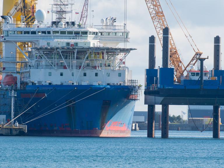 Das russische Verlegeschiff «Akademik Tscherski» liegt im Hafen Mukran auf der Insel Rügen und wird für seinen Einsatz zum Weiterbau der Ostseepipeline Nord Stream 2 vorbereitet. 