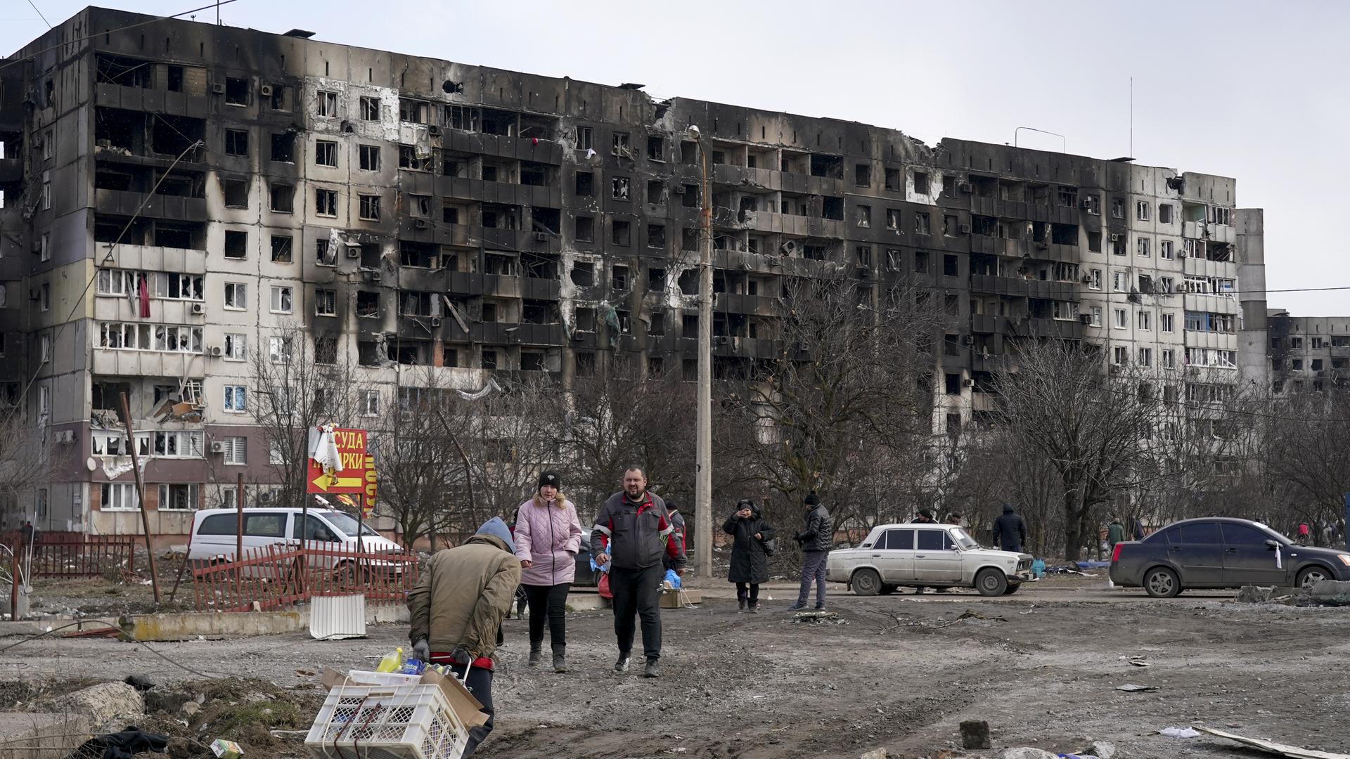 Ein ausgebrannter Häuserblock in der ukrainischen Stadt Mariupol Ein ausgebrannter Häuserblock in der ukrainischen Stadt Mariupol