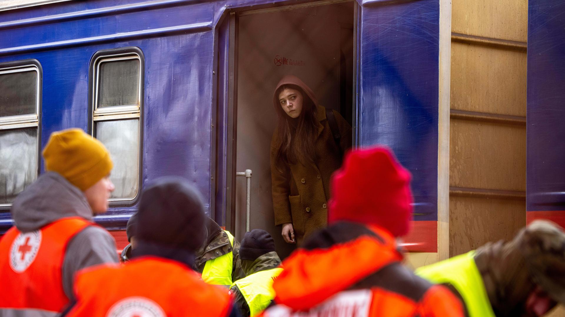 Ein Mädchen schaut aus dem Zug, der in den polnischen Bahnhof von Przemysl eingefahren ist ganz in der Nähe der ukrainschen Grenze.  