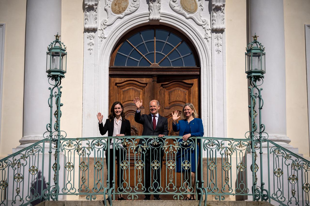 Brandenburg, Meseberg: Bundeskanzler Olaf Scholz winkt neben Sanna Marin (l), Ministerpräsidentin der Republik Finnland, sowie Magdalena Andersson, Ministerpräsidentin des Königreichs Schweden.