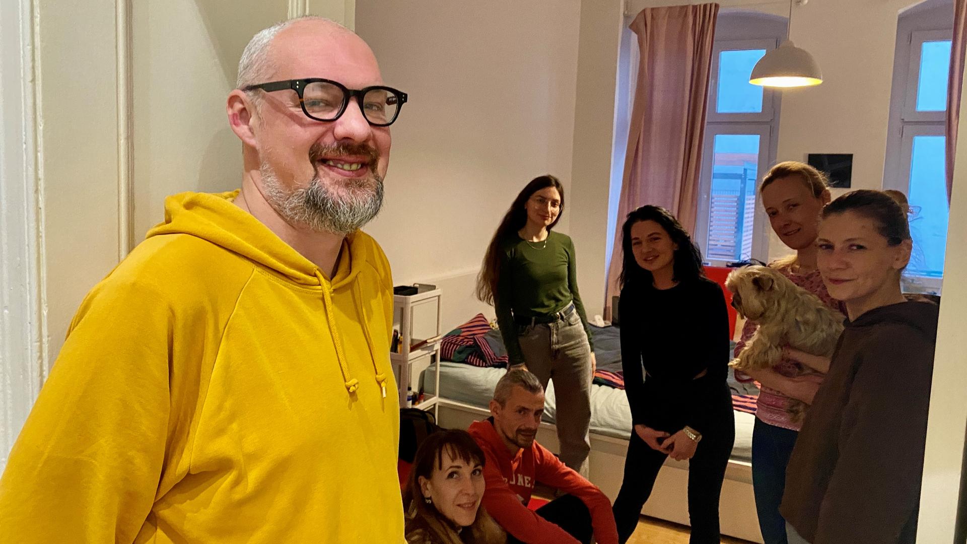 Das Bild zeigt Arik und die geflüchteten Menschen, die er in seiner Wohnung aufgenommen hat. Das Bild zeigt Arik und die geflüchteten Menschen, die er in seiner Wohnung aufgenommen hat.