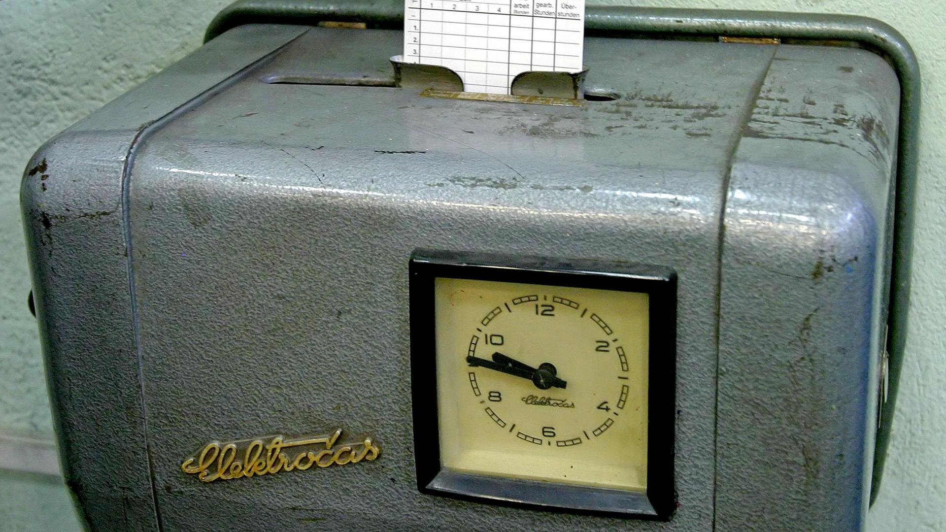 Die Hand eines Facharbeiters der Magdeburger Werkzeugmaschinen AG steckt eine Stempelkarte in eine Stechuhr (aufgenommen am 01.04.2004) Die Hand eines Facharbeiters der Magdeburger Werkzeugmaschinen AG steckt eine Stempelkarte in eine Stechuhr (aufgenommen am 01.04.2004)