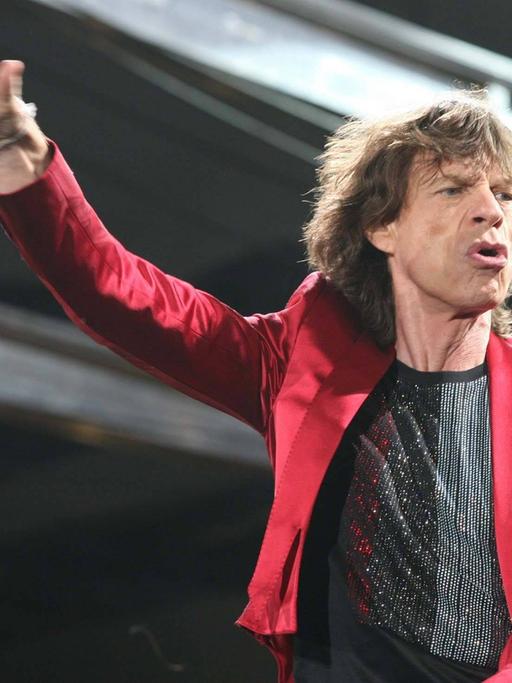 Mick Jagger im roten Sacko auf der Bühne