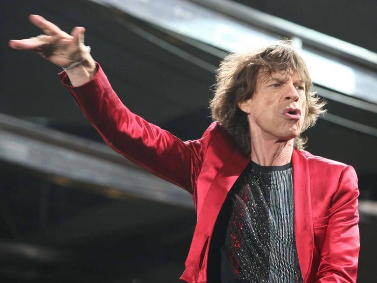 Mick Jagger im roten Sacko auf der Bühne