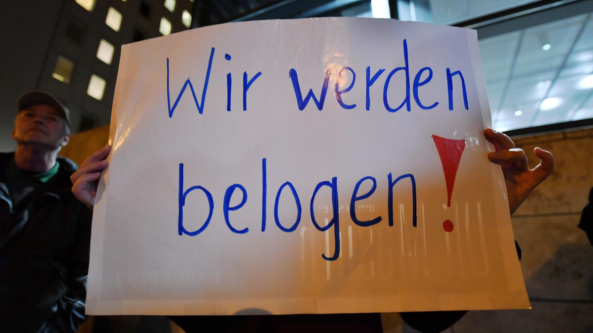 "Wir werden belogen" steht auf dem Plakat, das eine Frau bei einer Demonstration vor dem Thüringer Landtag in den Händen hält. "Wir werden belogen" steht auf dem Plakat, das eine Frau bei einer Demonstration vor dem Thüringer Landtag in den Händen hält.