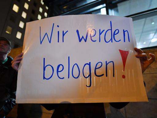 "Wir werden belogen" steht auf dem Plakat, das eine Frau bei einer Demonstration vor dem Thüringer Landtag in den Händen hält. "Wir werden belogen" steht auf dem Plakat, das eine Frau bei einer Demonstration vor dem Thüringer Landtag in den Händen hält.