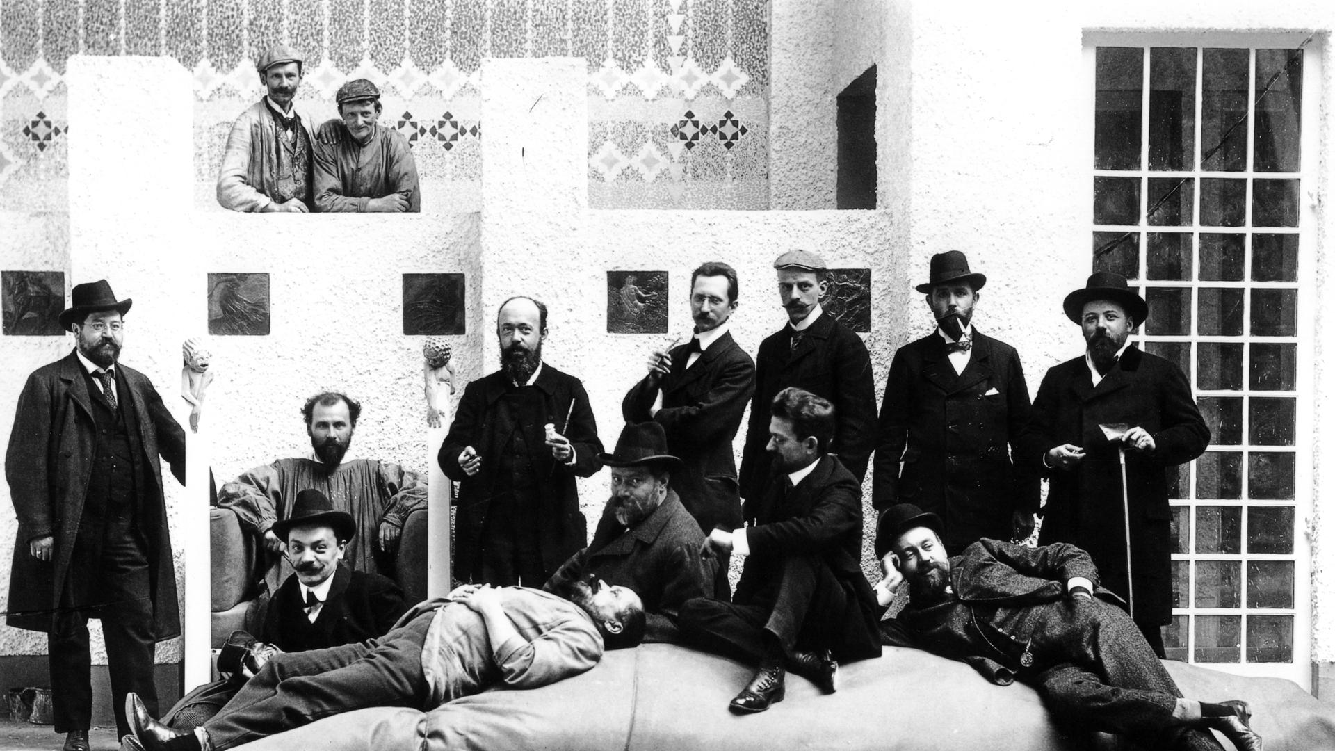 Gustav Klimt und die Wiener Secession 1902 - von links: Anton Stark, Gustav Klimt, Kolo Moser, Adolf Boehm, Maximilian Lenz, Ernst Stoehr, Wilhelm List, Emil Orlik, Maximilian Kurzweil, Leopold Stolba, Carl Moll, Rudolf Bacher. -
Gustav Klimt und die Wiener Secession 1902 - von links: Anton Stark, Gustav Klimt, Kolo Moser, Adolf Boehm, Maximilian Lenz, Ernst Stoehr, Wilhelm List, Emil Orlik, Maximilian Kurzweil, Leopold Stolba, Carl Moll, Rudolf Bacher. -