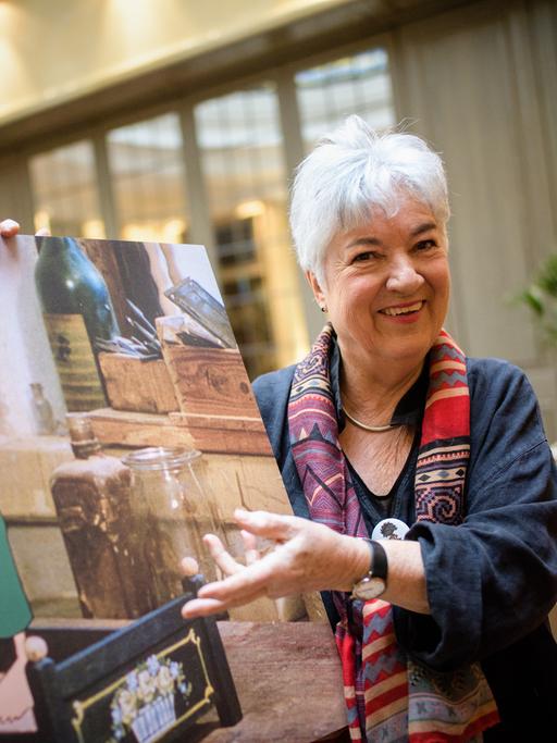 Barbara von Johnson, Illustratorin und Gestalterin des visuellen Erscheinungsbildes von Pumuckl, mit einem Bild des Kobolds.