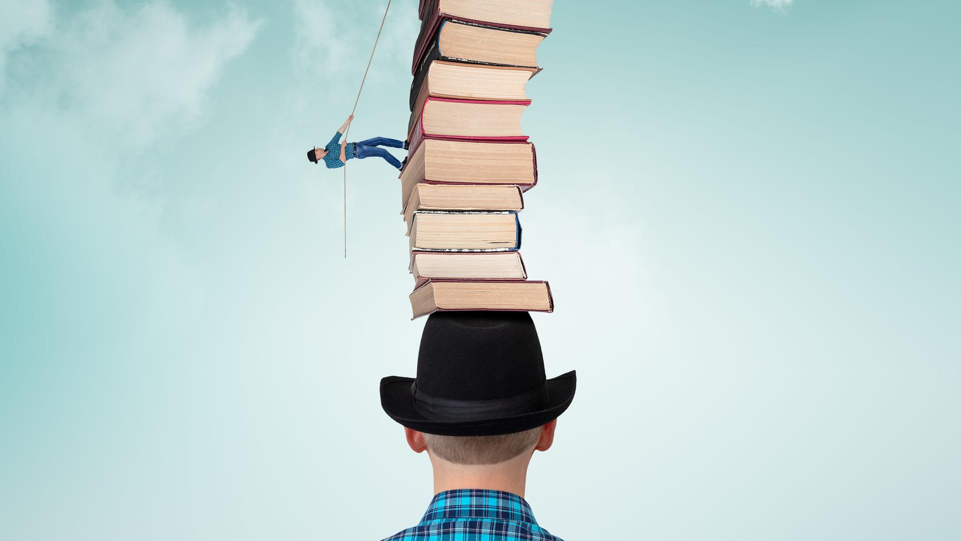 Ein Mann läuft an einem Seil einen Bücherstapel hoch, der bei einem anderen Mann auf dem Kopf steht. Ein Mann läuft an einem Seil einen Bücherstapel hoch, der bei einem anderen Mann auf dem Kopf steht.