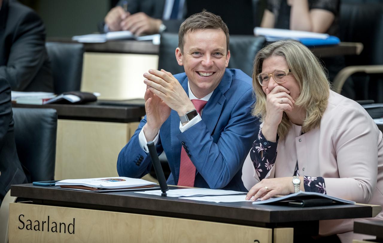 Tobias Hans (CDU), Ministerpräsident des Saarland, lacht neben Anke Rehlinger (SPD), Ministerin für Wirtschaft, Arbeit, Energie und Verkehr im Saarland, im Plenum des Bundesrats