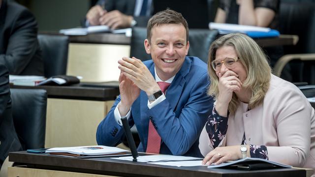 Tobias Hans (CDU), Ministerpräsident des Saarland, lacht neben Anke Rehlinger (SPD), Ministerin für Wirtschaft, Arbeit, Energie und Verkehr im Saarland, im Plenum des Bundesrats
