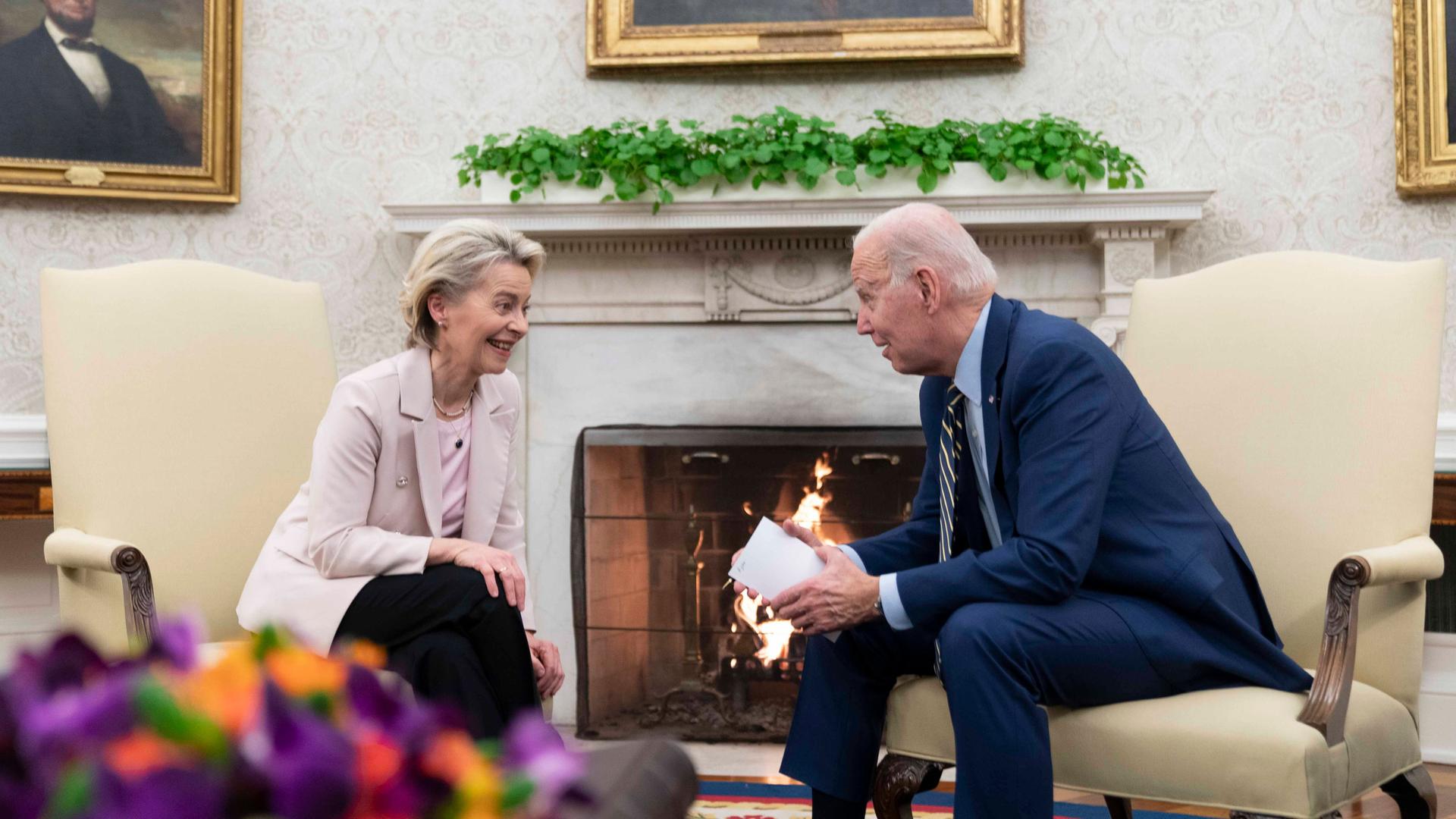 EU-Kommissionspräsidentin Ursula von der Leyen und US-Präsident Joe Biden bei ihrem Treffen im Weißen Haus. 