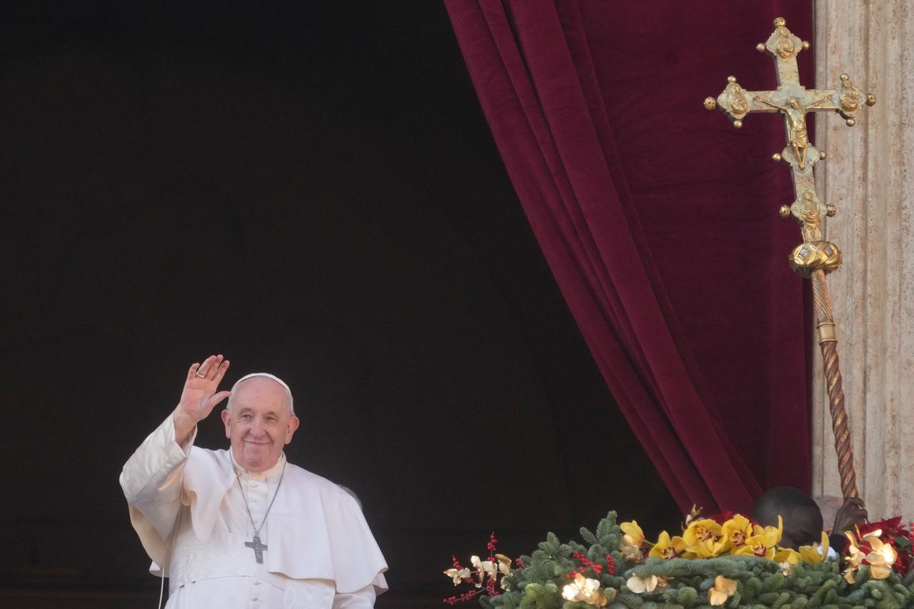 Papst Franziskus winkt den Gläubigen zu, als er vom Hauptbalkon des Petersdoms aus den Weihnachtssegen "Urbi et Orbi" (lateinisch für "für der Stadt und dem Erdkreis") erteilt. Papst Franziskus winkt den Gläubigen zu, als er vom Hauptbalkon des Petersdoms aus den Weihnachtssegen "Urbi et Orbi" (lateinisch für "für der Stadt und dem Erdkreis") erteilt.