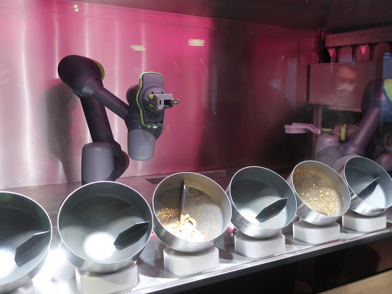 Eine der neuen Ideen: Essen direkt zubereitet vom Roboter, könnte die Betriebskantine ersetzen.