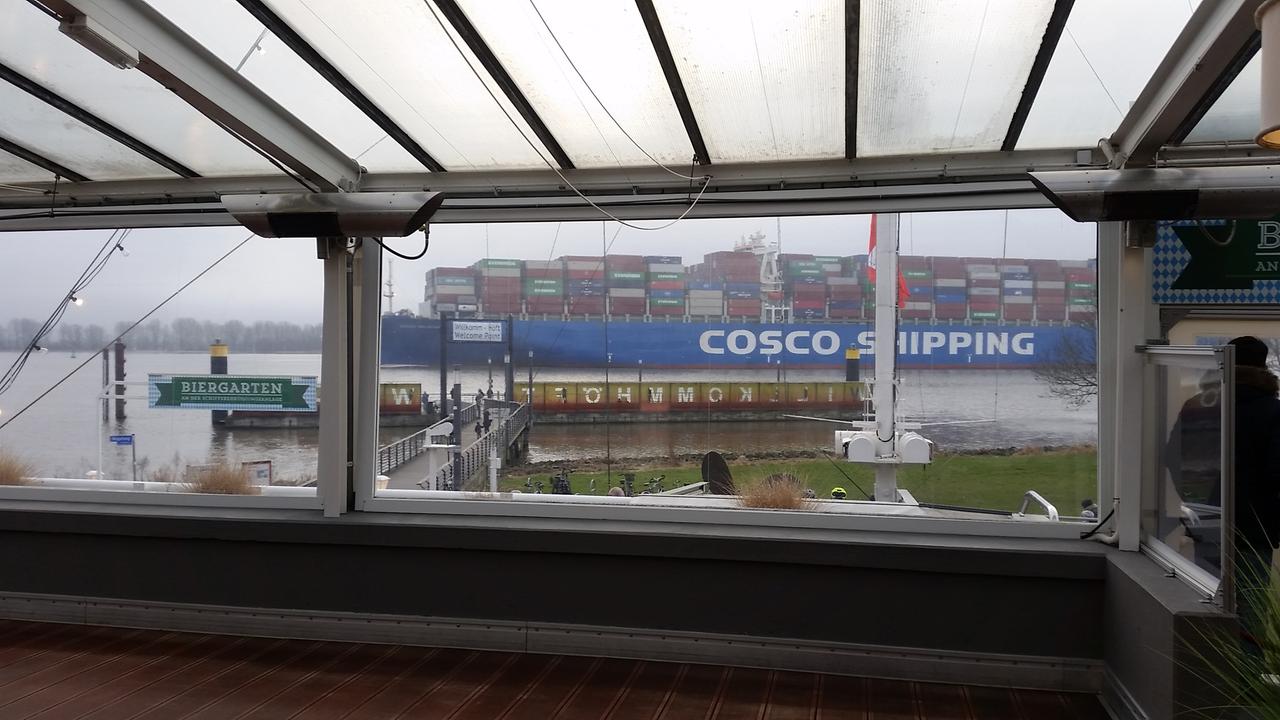 Cosco Shipping bei Willkommhöft, Wedel