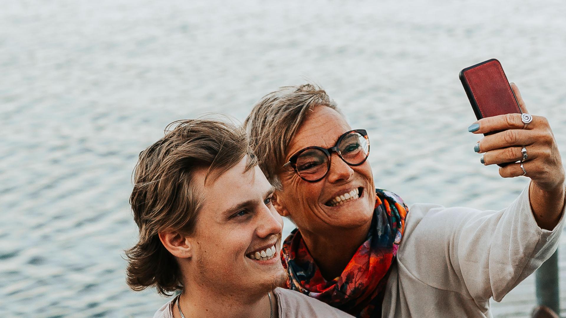 Eine Mutter macht neben ihrem Sohn ein Selfie. Eine Mutter macht neben ihrem Sohn ein Selfie.