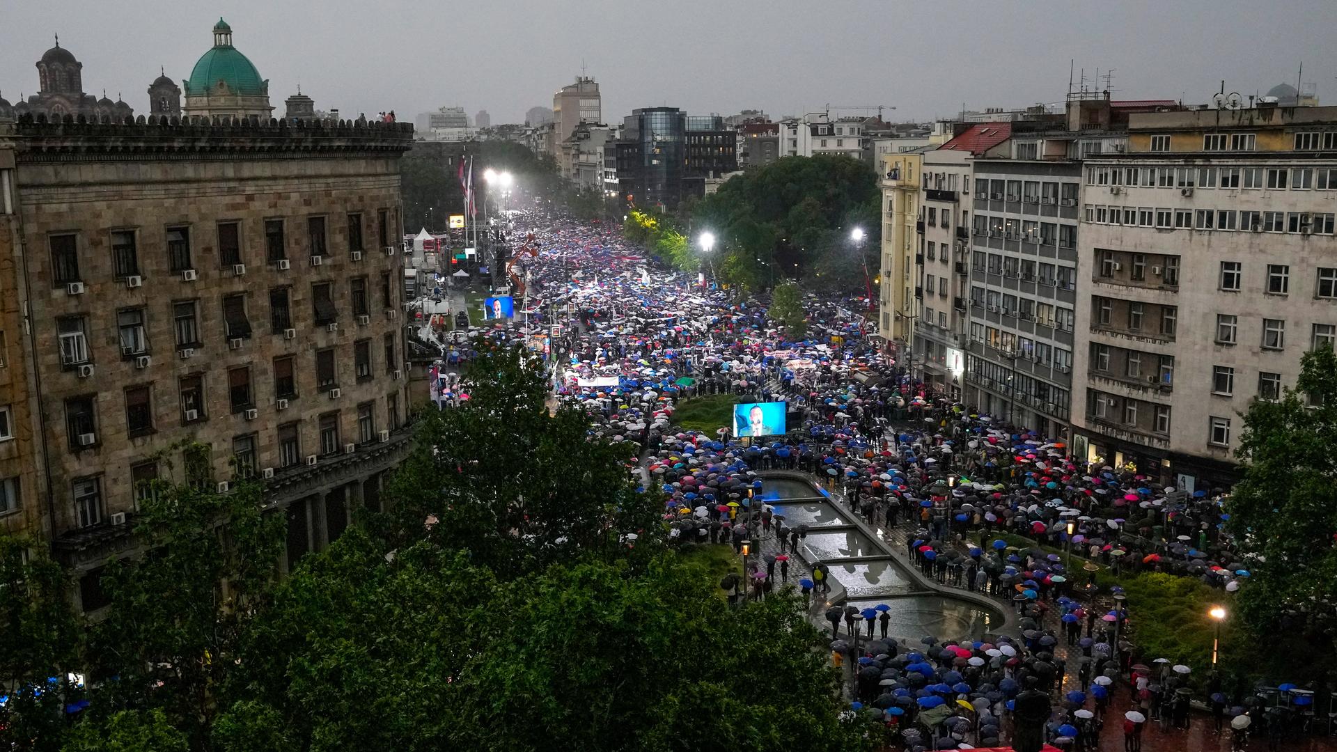 Zahlreiche Menschen nehmen in der serbischen Hauptstadt Belgrad an einer Großkundgebung zur Unterstützung von Präsident Vucic teil.