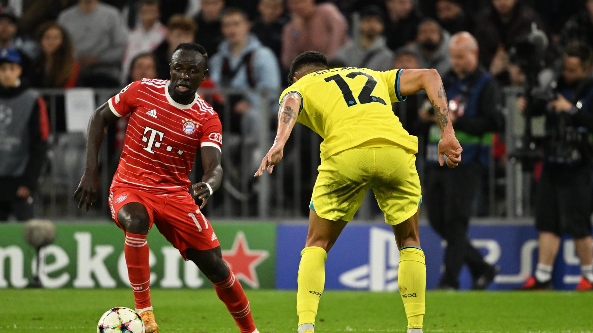 Sadio Mane (l) von Bayern München spielt gegen Raoul Bellanova von Inter Mailand. Sadio Mane (l) von Bayern München spielt gegen Raoul Bellanova von Inter Mailand.