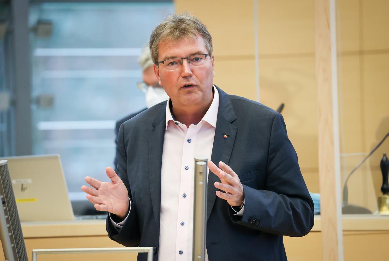 Lars Harms, Vorsitzender der SSW-Fraktion im Landtag Schleswig-Holstein, spricht auf einer Sitzung des Landtags im Landeshaus. Lars Harms, Vorsitzender der SSW-Fraktion im Landtag Schleswig-Holstein, spricht auf einer Sitzung des Landtags im Landeshaus.