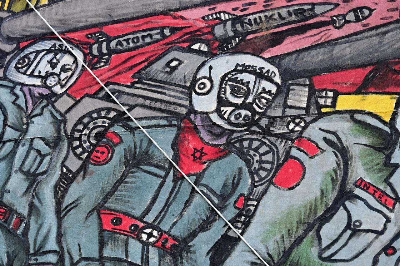 Ein Detail des Großgemäldes von der indonesischen Künstlergruppe Taring Padi zeigt einen Soldaten mit Schweinsgesicht, dessen Helm die Aufschrift "Mossad" trägt. Ein Detail des Großgemäldes von der indonesischen Künstlergruppe Taring Padi zeigt einen Soldaten mit Schweinsgesicht, dessen Helm die Aufschrift "Mossad" trägt.