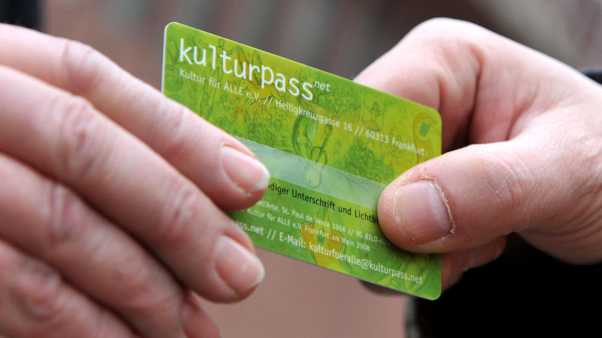 Zwei Männer halten vor einem Museum in Frankfurt am Main einen Kulturpass in den Händen. Der Kulturpass soll es Arbeitslosen und Menschen mit geringem Einkommen ermöglichen, Kulturveranstaltungen in Frankfurt und Umgebung zu einem deutlich reduzierten Eintrittspreis zu besuchen. Zwei Männer halten vor einem Museum in Frankfurt am Main einen Kulturpass in den Händen. Der Kulturpass soll es Arbeitslosen und Menschen mit geringem Einkommen ermöglichen, Kulturveranstaltungen in Frankfurt und Umgebung zu einem deutlich reduzierten Eintrittspreis zu besuchen.