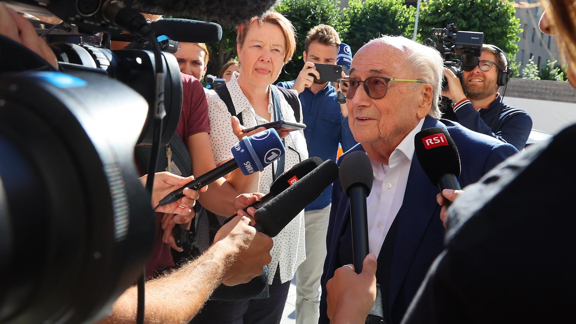 Der ehemalige FIFA-Präsident Sepp Blatter ist umringt von Journalisten