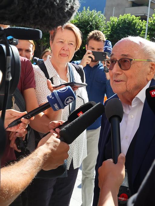 Der ehemalige FIFA-Präsident Sepp Blatter ist umringt von Journalisten
