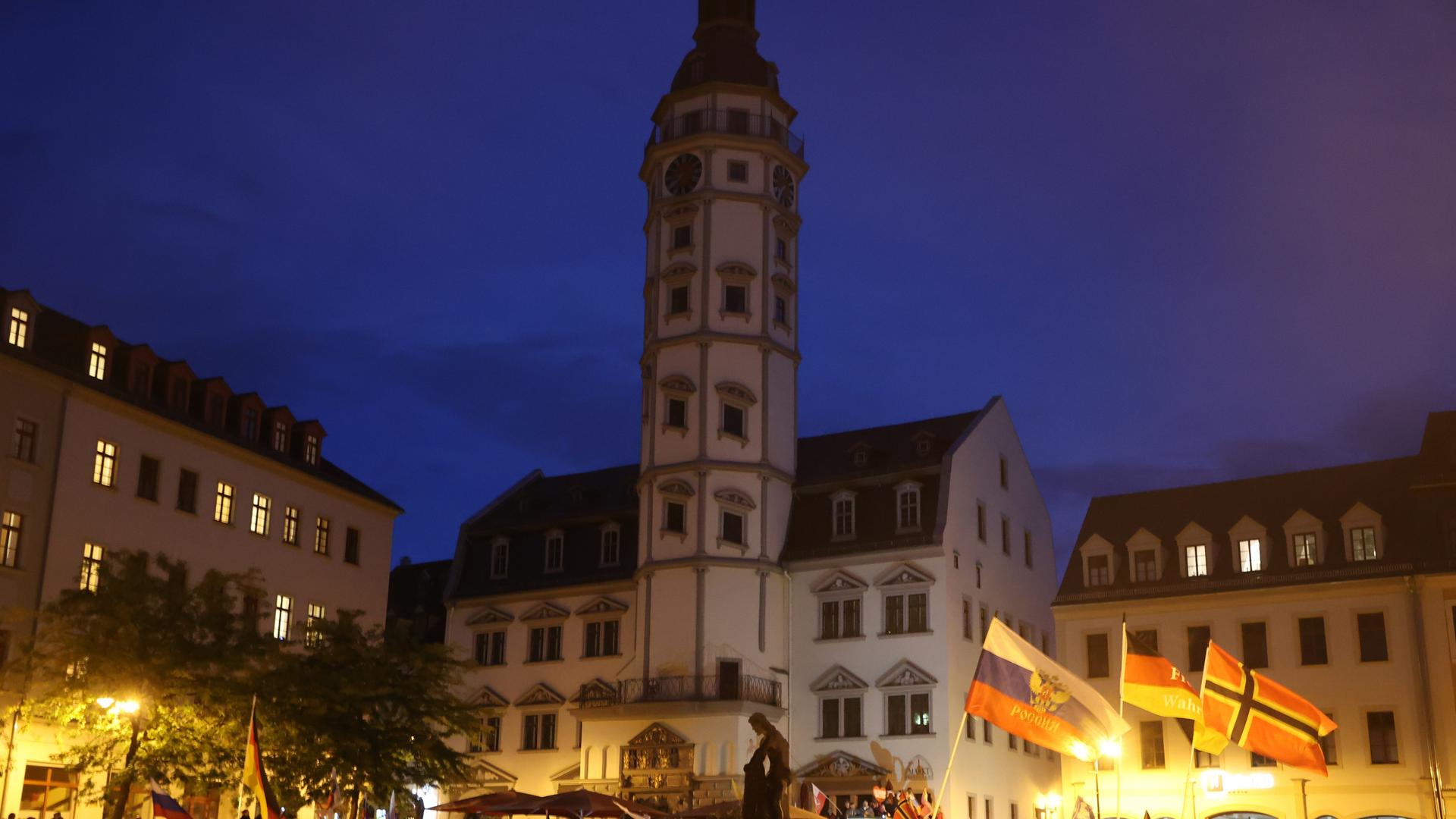 Teilnehmer einer Demonstration gegen die Energiepolitik der Bundesregierung und gegen Coronamaßnahmen stehen auf dem Marktplatz in Geran in Thüringen. Einige von ihnen schwenken Fahnen. An der Demonstration beteiligten sich mehrere tausend Menschen. Teilnehmer einer Demonstration gegen die Energiepolitik der Bundesregierung und gegen Coronamaßnahmen stehen auf dem Marktplatz in Geran in Thüringen. Einige von ihnen schwenken Fahnen. An der Demonstration beteiligten sich mehrere tausend Menschen.