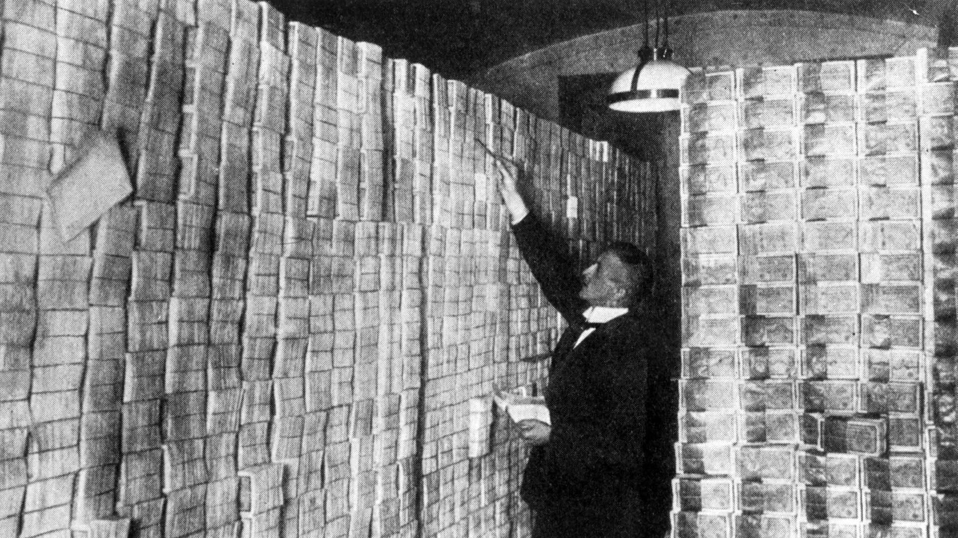 Millionen Deutsche Mark werden in der Reichsbank gestapelt. Millionen Deutsche Mark werden in der Reichsbank gestapelt.