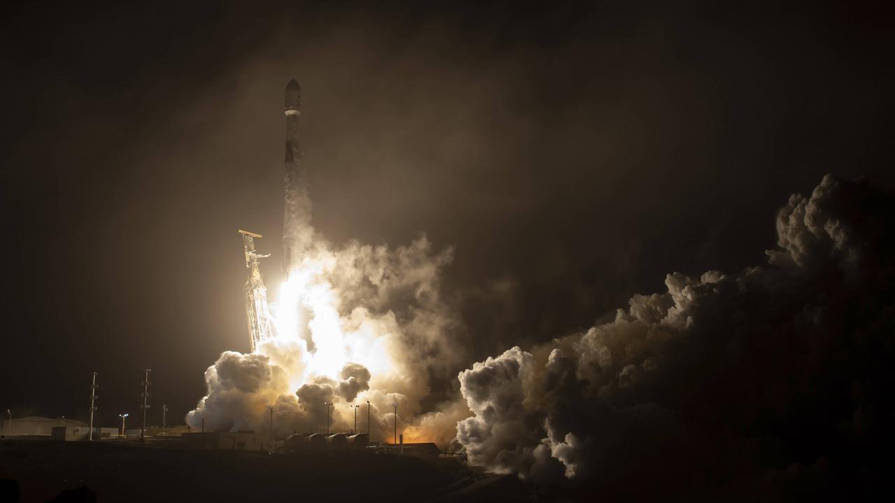 Die Falcon-9 mit der DART-Sonde startet von der Vandenberg Space Force Base am 24. November 2021 Die Falcon-9 mit der DART-Sonde startet von der Vandenberg Space Force Base am 24. November 2021