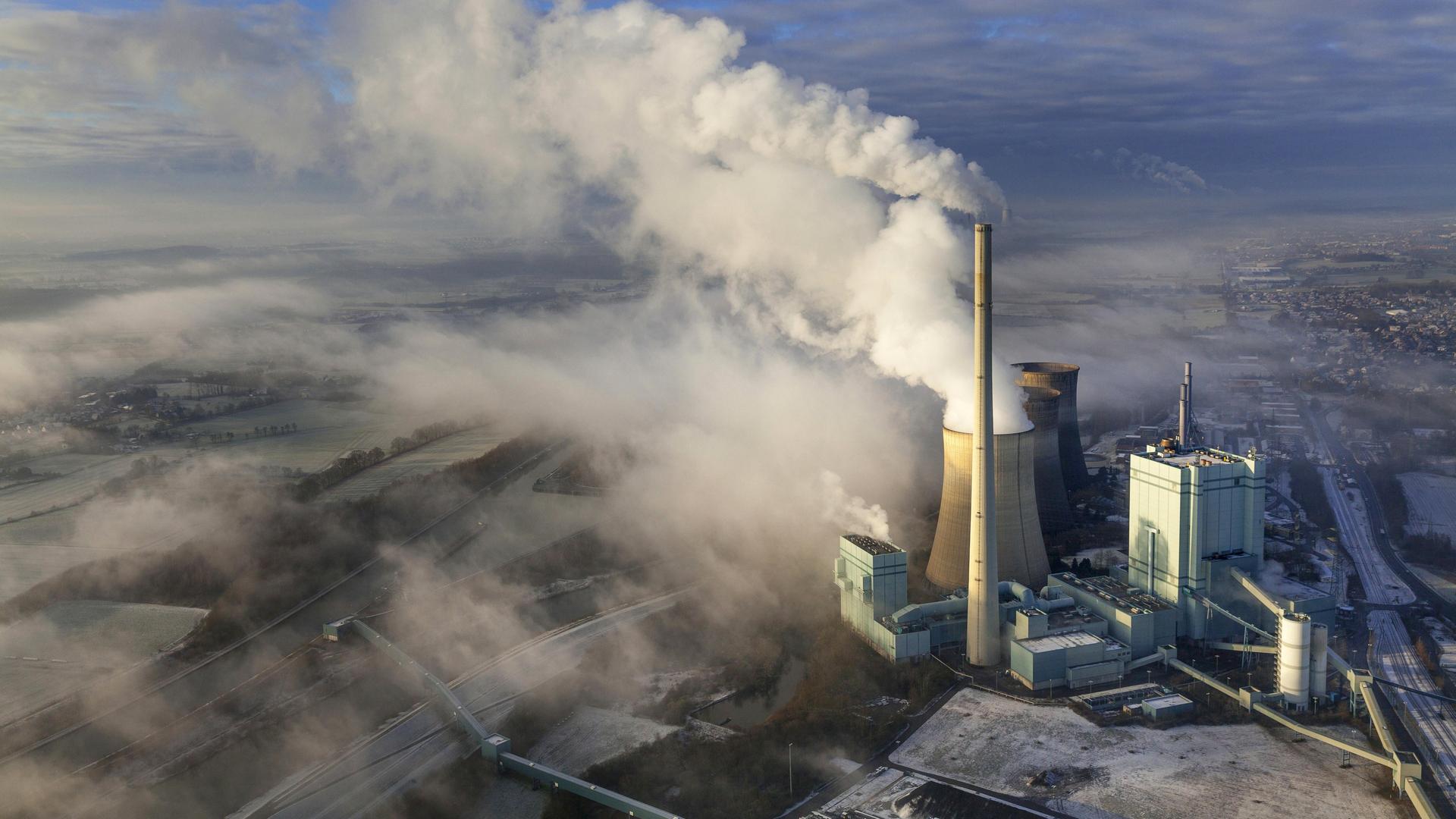 Abgaswolken des Kohlekraftwerk RWE-Power Gersteinwerk bei Werne