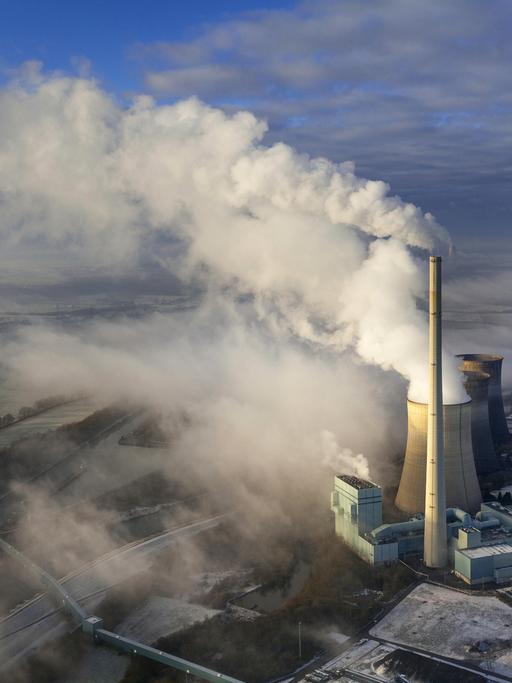 Abgaswolken des Kohlekraftwerk RWE-Power Gersteinwerk bei Werne, 04.02.2015, Luftbild, , exhaust gas clouds of coal-fired power plant RWE Power Gersteinwerk in Werne, 04.02.2015, aerial view
