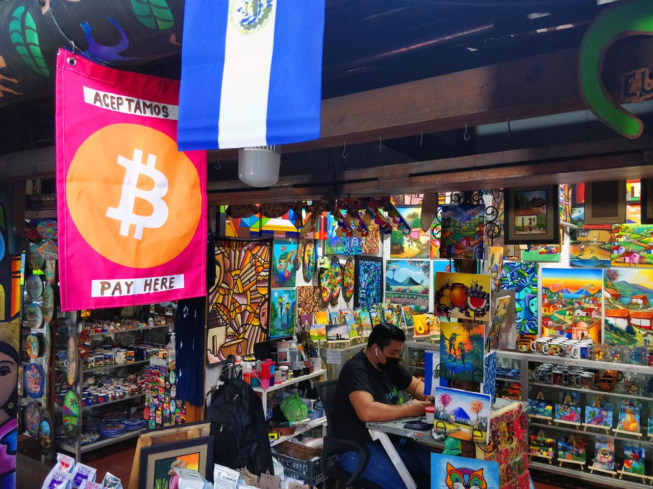 Ein Bitcoin-Zeichen an einem Geschäft. Ein Bitcoin-Zeichen an einem Geschäft.
