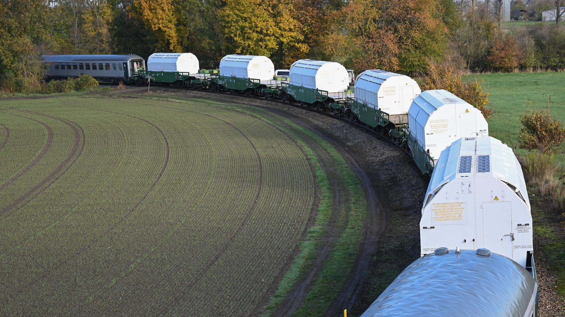Ein Zug mit Atommüll-Castoren fährt vom Bahnhof Biblis zum Zwischenlager am stillgelegten Kernkraftwerk Biblis. Der Atommüll kommt aus der britischen Atomanlage Sellafield (aufgenommen im November 2020). Ein Zug mit Atommüll-Castoren fährt vom Bahnhof Biblis zum Zwischenlager am stillgelegten Kernkraftwerk Biblis. Der Atommüll kommt aus der britischen Atomanlage Sellafield (aufgenommen im November 2020).