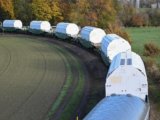 Ein Zug mit Atommüll-Castoren fährt vom Bahnhof Biblis zum Zwischenlager am stillgelegten Kernkraftwerk Biblis. Der Atommüll kommt aus der britischen Atomanlage Sellafield (aufgenommen im November 2020). 