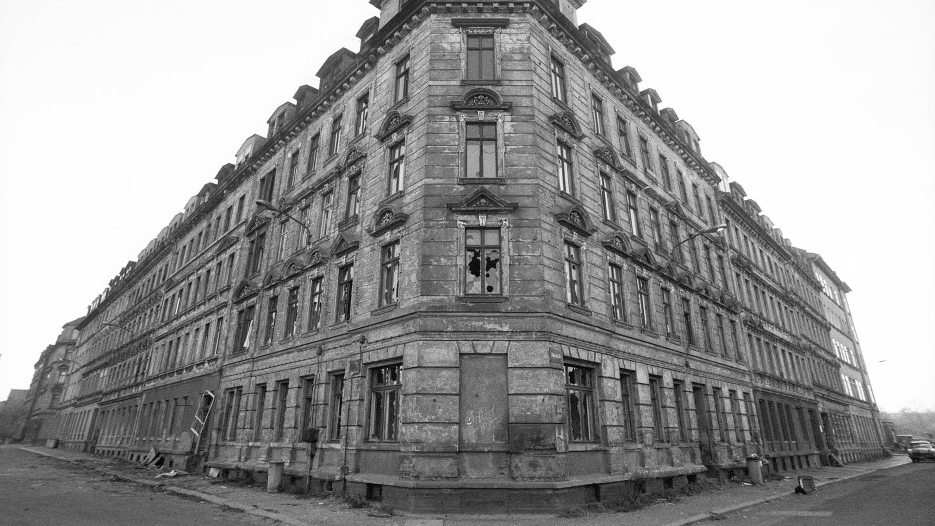 Bildnummer: 56735491 Datum: 01.02.1990 Copyright: imago/teutopressLeipzig, Altstadt 02/90 hör Leipzig, leerstehendes Haus in der Altstadt im Februar 1990 Deutschland deutsch deutsche DDR Stadt Gebäude Architektur Stadt Innenstadt Feature Symbol Reise Einheit Vereinigung Wiedervereinigung Ruine ruinös baufällig alt bröckelnd bröckelnde Fassade old town historic centre quer draußen sw Gebäude DDR Ger Zeitgeist Gesellschaft xdp x0x 1990 quer Highlight 56735491 Date 01 02 1990 Copyright Imago teutopress Leipzig Old Town 02 90 hearing Leipzig Leerstehendes House in the Old Town in February 1990 Germany German German GDR City Building Architecture City Inner city Feature symbol travel Unit Association Reunification Ruin ruinous Baufällig Old bröckelnd bröckelnde Facade Old Town Historic Centre horizontal outside black and white Building GDR ger Zeitgeist Society XDP x0x 1990 horizontal Highlight Bildnummer: 56735491 Datum: 01.02.1990 Copyright: imago/teutopressLeipzig, Altstadt 02/90 hör Leipzig, leerstehendes Haus in der Altstadt im Februar 1990 Deutschland deutsch deutsche DDR Stadt Gebäude Architektur Stadt Innenstadt Feature Symbol Reise Einheit Vereinigung Wiedervereinigung Ruine ruinös baufällig alt bröckelnd bröckelnde Fassade old town historic centre quer draußen sw Gebäude DDR Ger Zeitgeist Gesellschaft xdp x0x 1990 quer Highlight 56735491 Date 01 02 1990 Copyright Imago teutopress Leipzig Old Town 02 90 hearing Leipzig Leerstehendes House in the Old Town in February 1990 Germany German German GDR City Building Architecture City Inner city Feature symbol travel Unit Association Reunification Ruin ruinous Baufällig Old bröckelnd bröckelnde Facade Old Town Historic Centre horizontal outside black and white Building GDR ger Zeitgeist Society XDP x0x 1990 horizontal Highlight