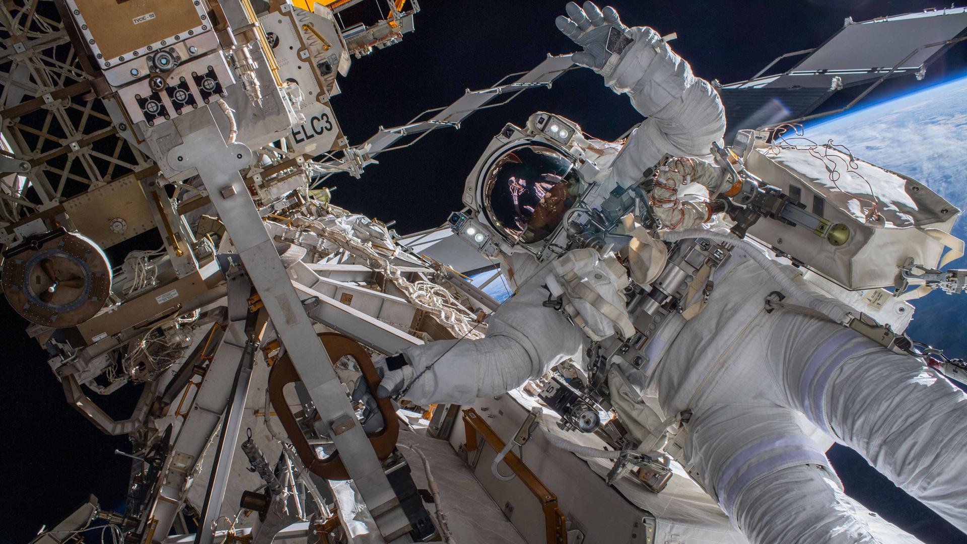 Der Astronaut Matthias Maurer bei seinem Außeneinsatz an der Raumstation ISS im März 2022 Der Astronaut Matthias Maurer bei seinem Außeneinsatz an der Raumstation ISS im März 2022