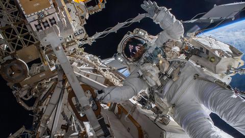 Der Astronaut Matthias Maurer bei seinem Außeneinsatz an der Raumstation ISS im März 2022 
