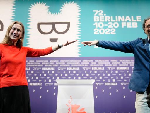 Berlinale-Geschäftsführerin Mariette Rissenbeek und künstlerischer Leiter Carlo Chatrian vor dem Logo der 72. Berliner Filmfestspiele