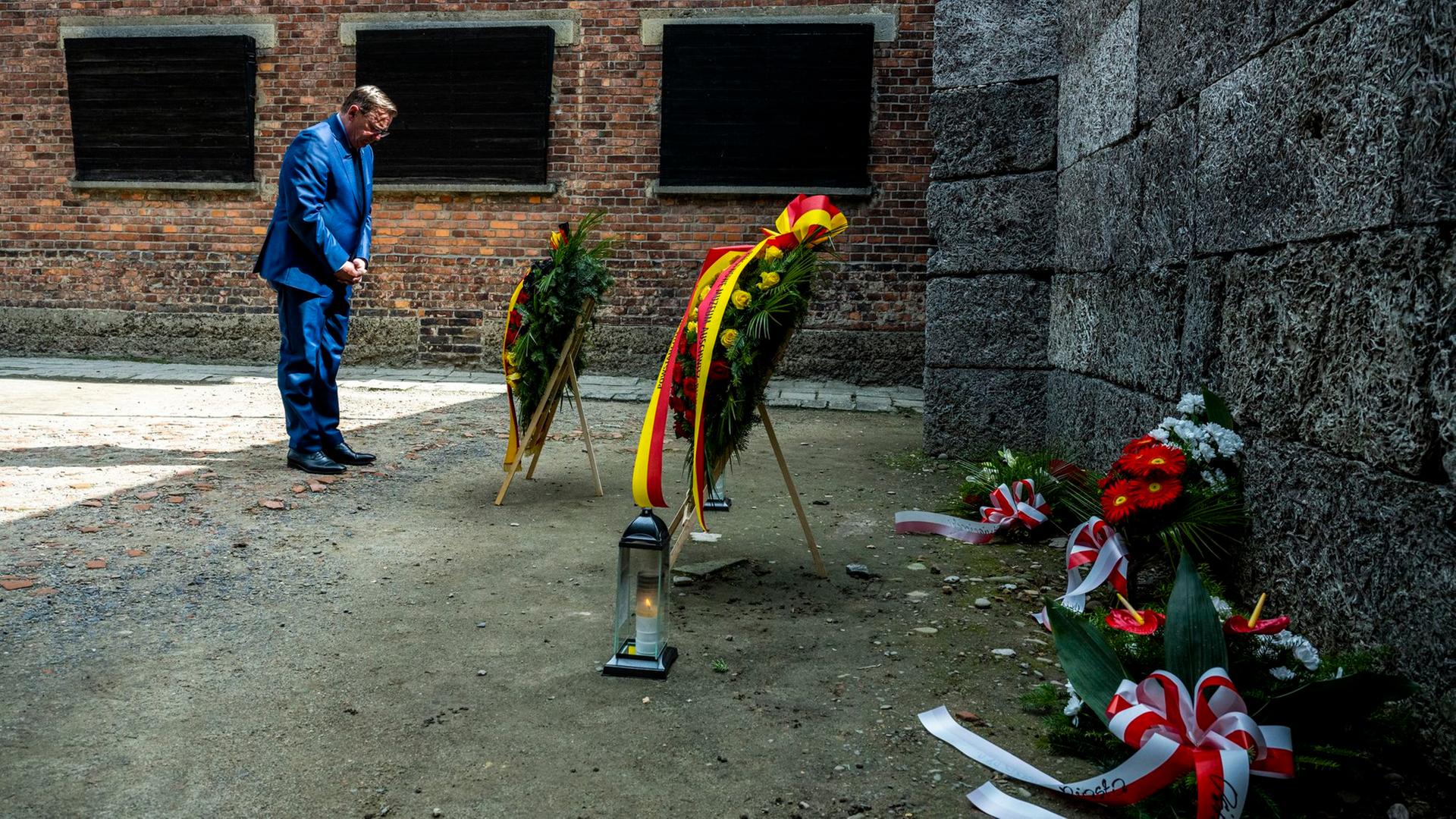 Polen, Auschwitz: Bundesratspräsident Bodo Ramelow legt in der Gedenkstätte Auschwitz-Birkenau einen Kranz nieder.
